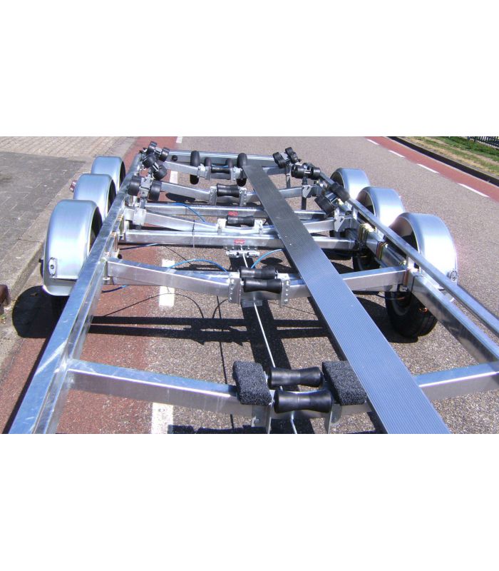 Aluminium loopplank 200 mm breed geribd leverbaan in diverse lengtes.